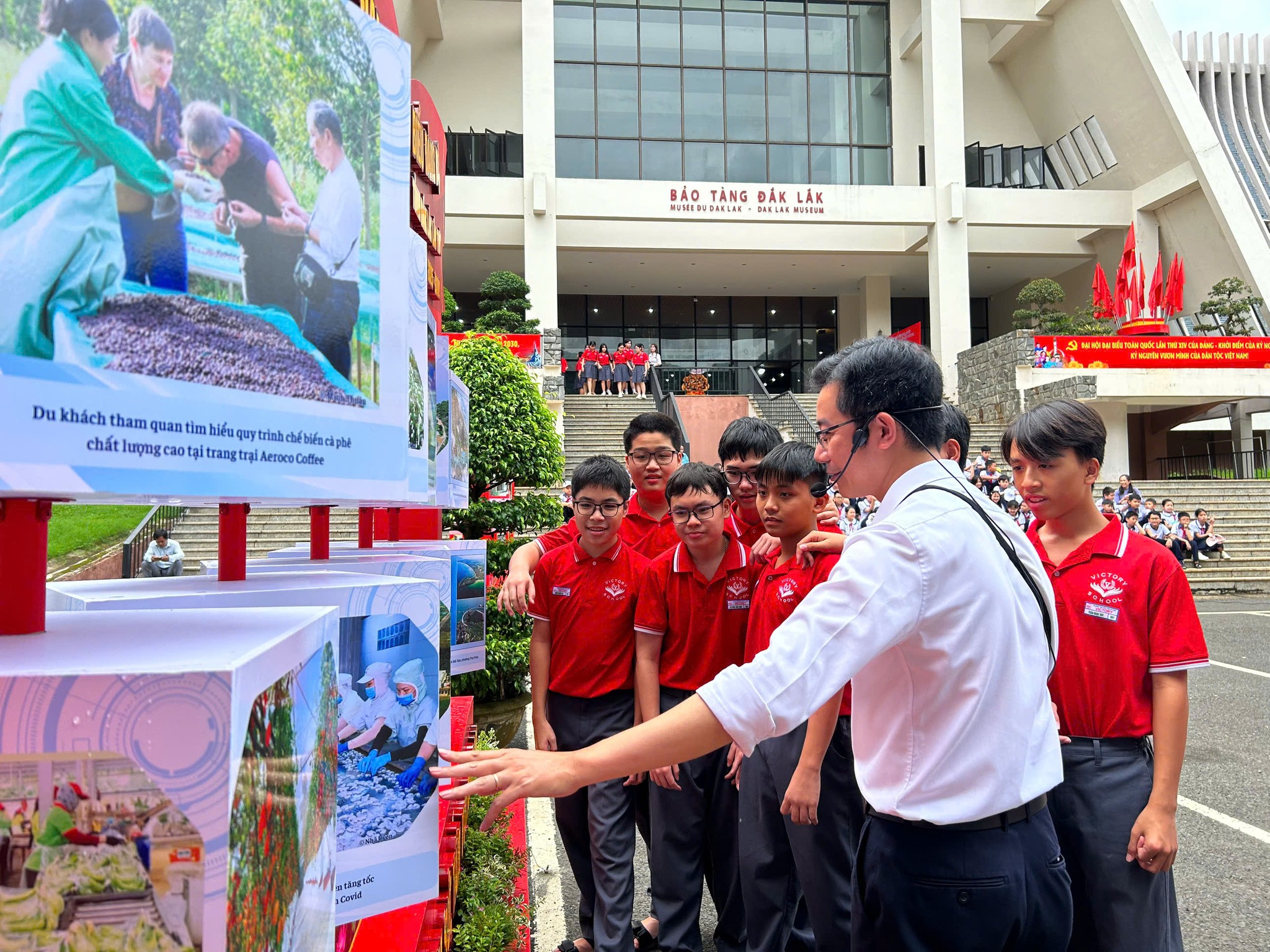 Các em học sinh tham quan Triển lãm